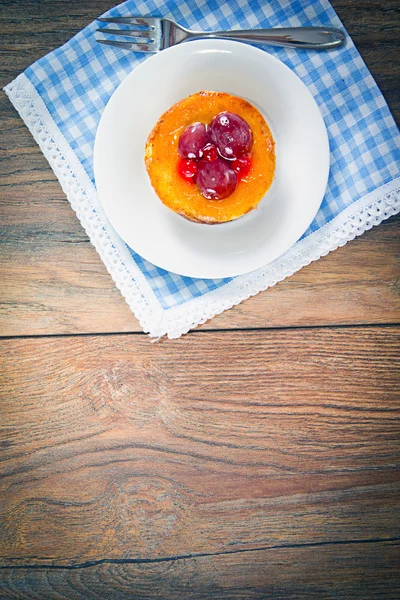 ヴィンテージ レトロな木質背景にフルーツ ケーキ — ストック写真
