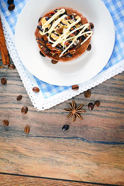 Çikolatalı fındıklı kek Vintage Retro Woody arka plan üzerine