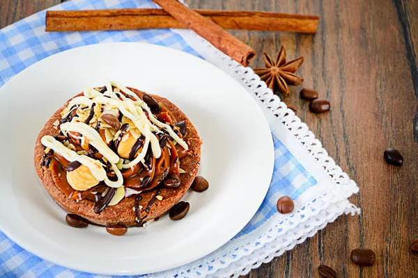 Çikolatalı fındıklı kek Vintage Retro Woody arka plan üzerine