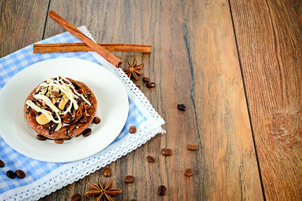 Gâteau aux noix de chocolat sur fond bois rétro vintage — Photo