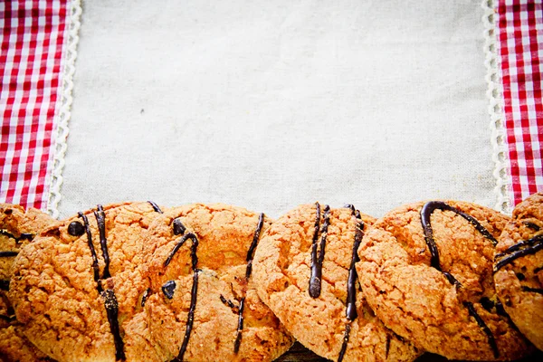 Bolinhos de chocolate em um guardanapo xadrez — Fotografia de Stock