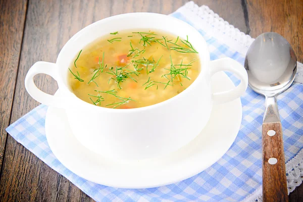 Zupa warzywna w białym talerzu — Zdjęcie stockowe