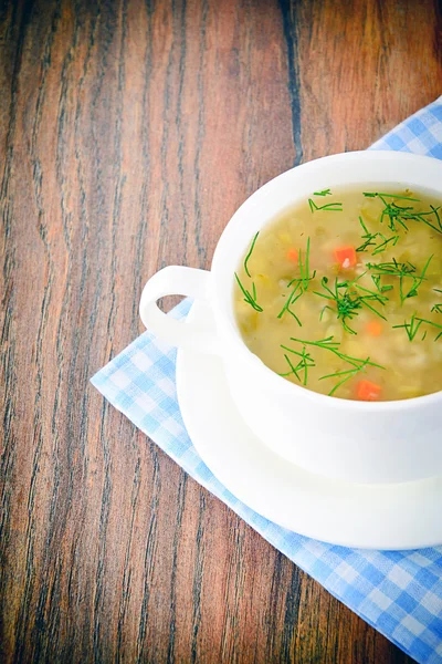 Soupe de légumes dans une assiette blanche — Photo