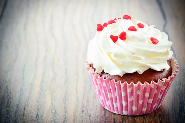 Kuchen mit Sahne, Cupcake auf holzigem Hintergrund — Stockfoto