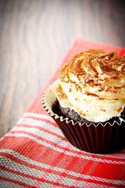 Kremalı pasta, Cupcake Woody arka plan üzerinde.