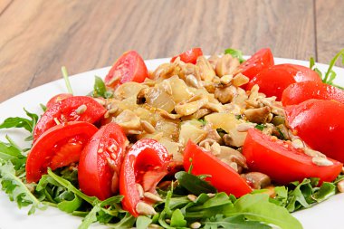 Salata domates, mantar, roka ve ayçiçeği tohumu