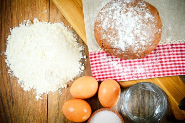 Ekmek, un, yumurta, su. Pişirme.