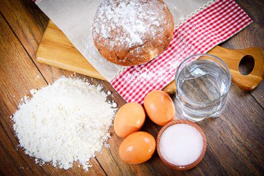 Ekmek, un, yumurta, su. Pişirme.