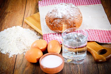 Ekmek, un, yumurta, su. Pişirme.