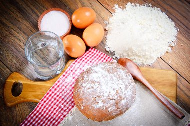 Ekmek, un, yumurta, su. Pişirme.