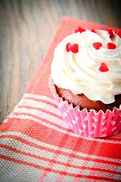 Torta con crema, Cupcake su sfondo legnoso . — Foto Stock