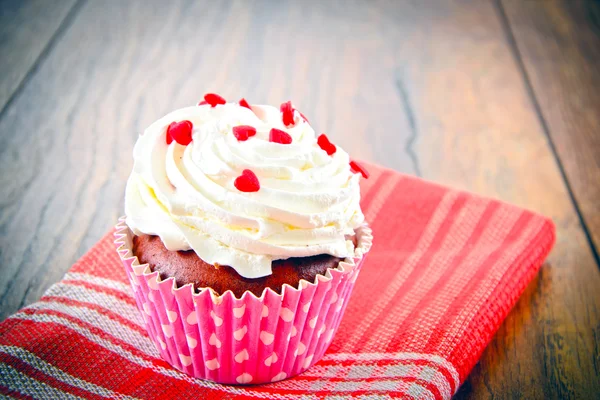 Kuchen mit Sahne, Cupcake auf holzigem Hintergrund. — Stockfoto