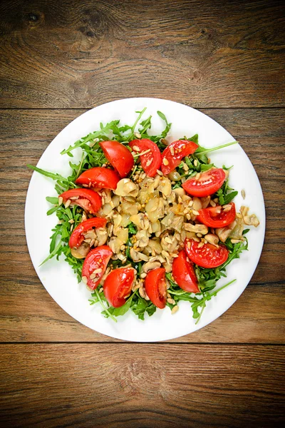 Salata domates, mantar, roka ve ayçiçeği tohumu