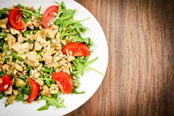 Insalata con pomodori, funghi, rucola e semi di girasole — Foto Stock