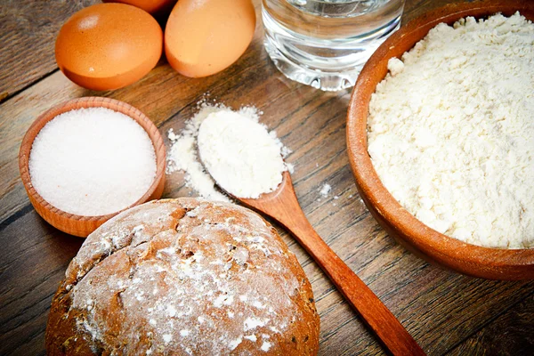 Pão, farinha, ovo, água. Cozimento . — Fotografia de Stock