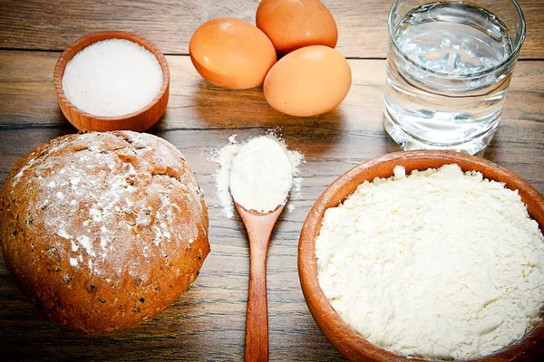 Ψωμί, αλεύρι, αυγό, νερό. Ψήσιμο. — Φωτογραφία Αρχείου