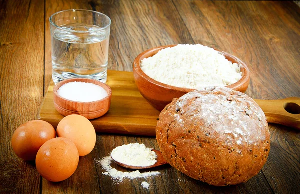 Bröd, mjöl, ägg, vatten. Bakning. — Stockfoto