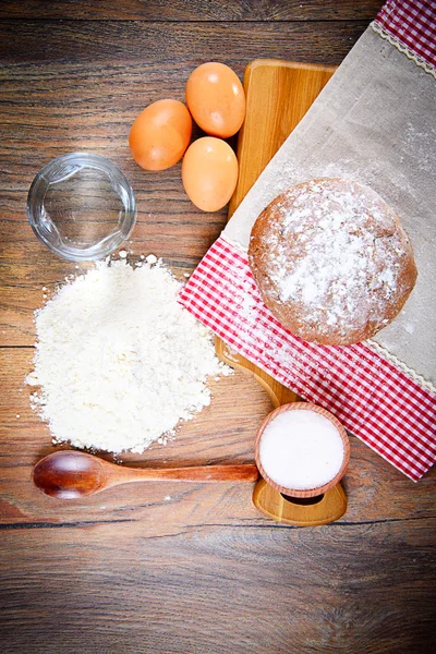 Chléb, mouka, vejce, vodu. Pečení. — Stock fotografie