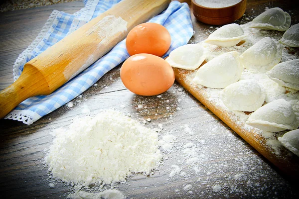 Rohe hausgemachte Knödel, russische Pelmeni — Stockfoto