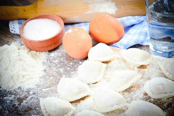 RAW hemlagade dumplings, ryska Pelmeni — Stockfoto