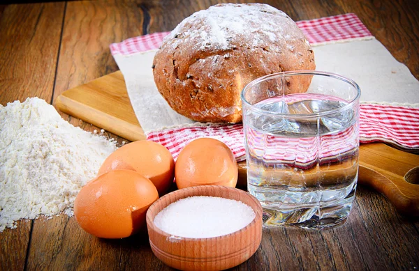 Bröd, mjöl, ägg, vatten. Bakning. — Stockfoto