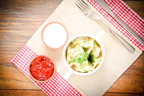 Leckere hausgemachte Knödel, russische Pelmeni — Stockfoto