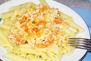 Tavuk, krem ve makarna pişmiş kabak