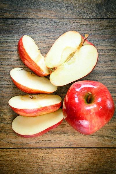 Manzana roja sobre fondo leñoso . — Foto de Stock
