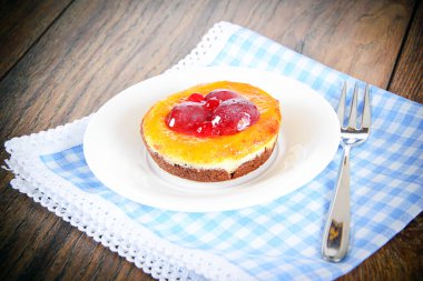 Meyveli kek Vintage Retro Woody arka plan üzerinde.