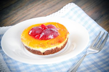 Meyveli kek Vintage Retro Woody arka plan üzerinde.