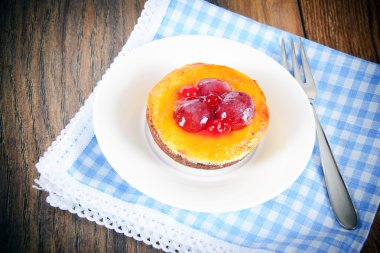 Meyveli kek Vintage Retro Woody arka plan üzerinde.