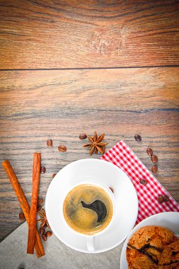 Vintage Retro Woody üzerinde çikolatalı kek