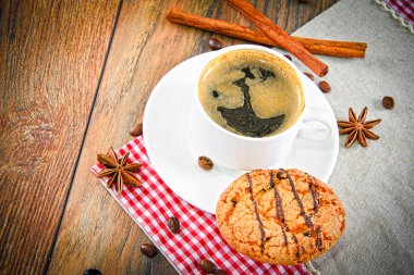 Vintage Retro Woody üzerinde çikolatalı kek