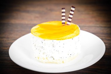 Diyet ve sağlıklı gıda: peynir kek meyve ile.