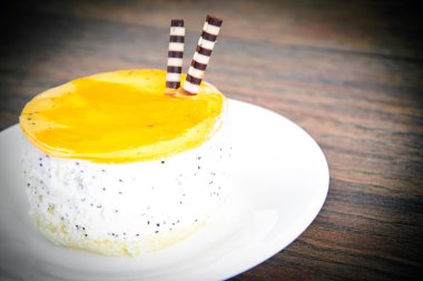 Diyet ve sağlıklı gıda: peynir kek meyve ile.