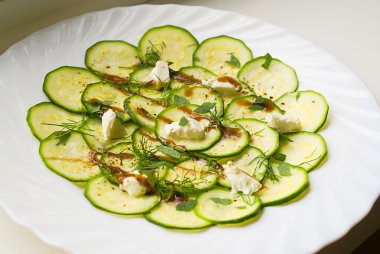 Peynir ve baharat ile kızarmış kabak.