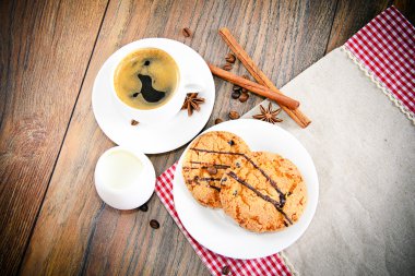 Woody Retro arka plan üzerinde ekmek ile kahve.