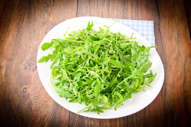 Roka koyu ahşap üzerine