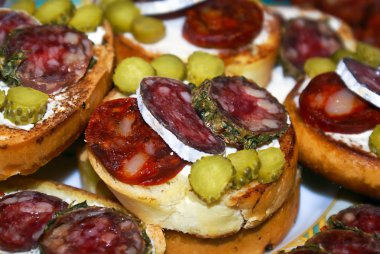 Sandviç sosis ve salatalık ile.