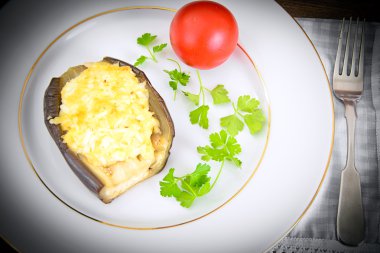 Doldurulmuş patlıcan ve taze domates.