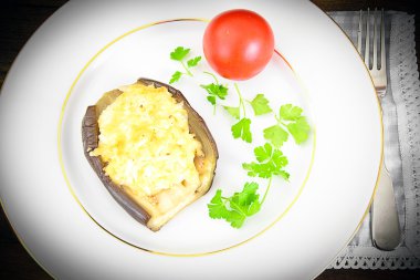 Doldurulmuş patlıcan ve taze domates.