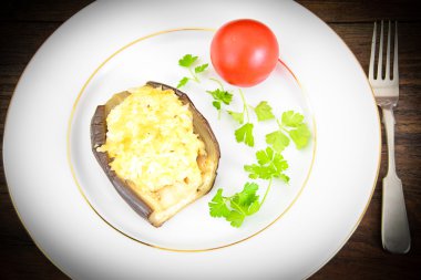 Doldurulmuş patlıcan ve taze domates.