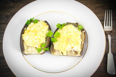 Doldurulmuş patlıcan ve taze domates.