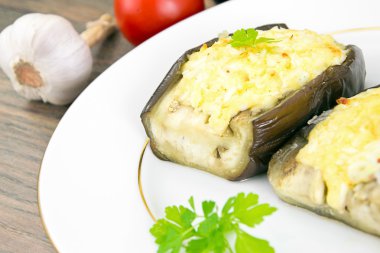 Doldurulmuş patlıcan ve taze domates.