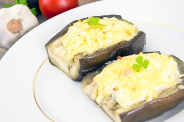 Doldurulmuş patlıcan ve taze domates.