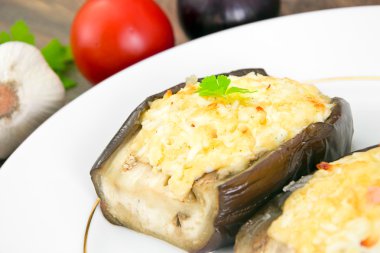 Doldurulmuş patlıcan ve taze domates.