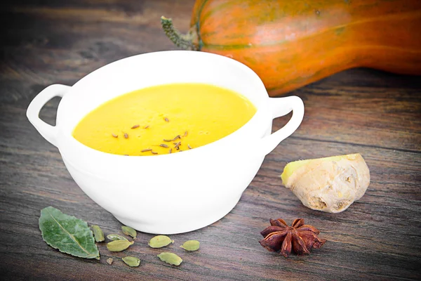 Диета и здоровая органическая пища: тыквенный суп . — стоковое фото