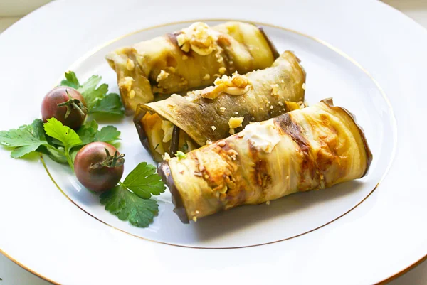 İle doldurulmuş patlıcan ve domates.