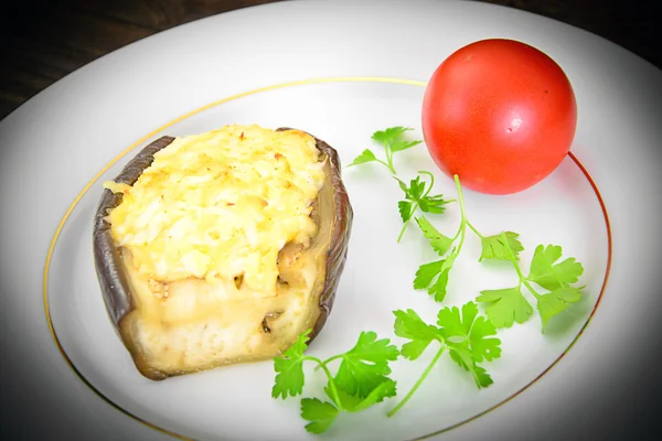 Doldurulmuş patlıcan ve taze domates.