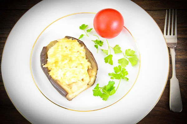 Doldurulmuş patlıcan ve taze domates.